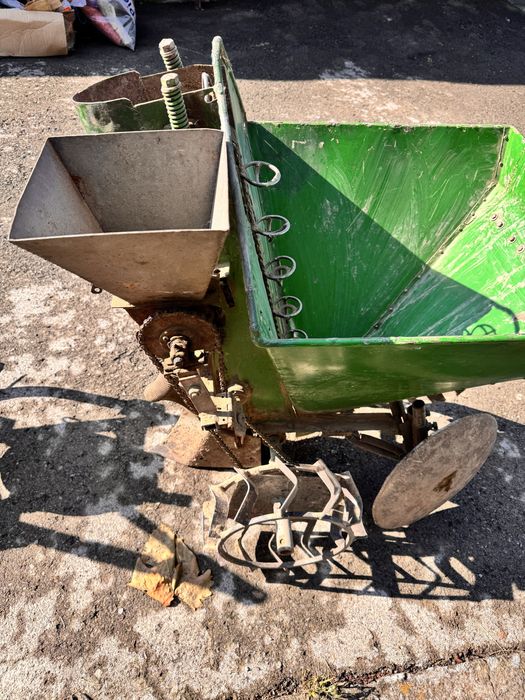 Тракторець, картоплесаджалка, причіп та навісне