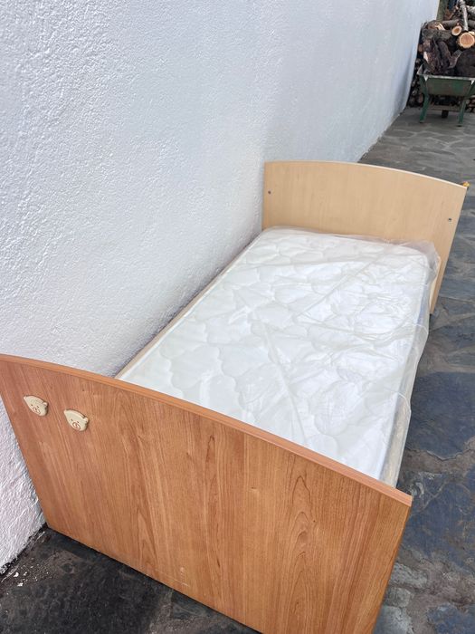 Cama de bebé em madeira c/colchão incluído