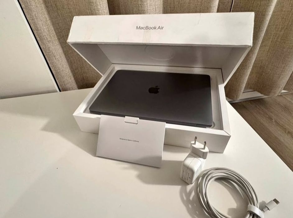 MacBook Air 2020 (13" Retina) - i5 Quad-Core / 8GB RAM