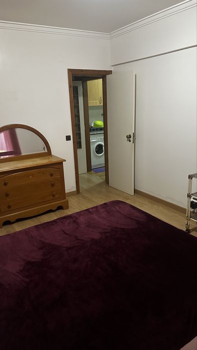 Aluga-se quarto na costa da caparica