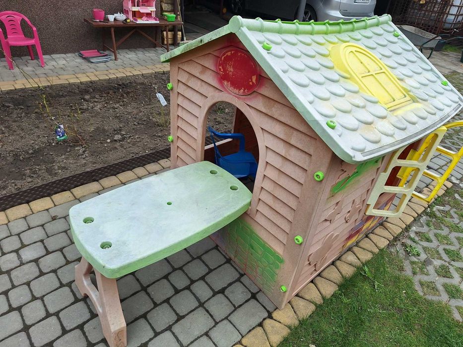 Domek ogrodowy ze stolikiem