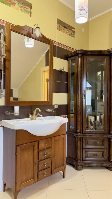 Неймовірний , великий таун хаус з гаражем.