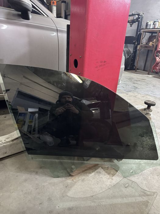 Скло передніх правих дверей BMW G01 оригінал тоноване