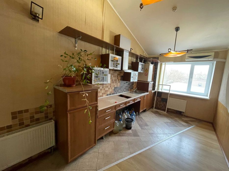 Центр Спаська офіс в бізнес-центрі 238 кв.м. ремонт ціна 150 тис.у.о.