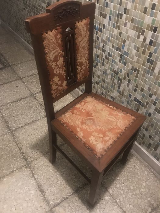 Cadeira muito antiga, mas em muito bom estado.