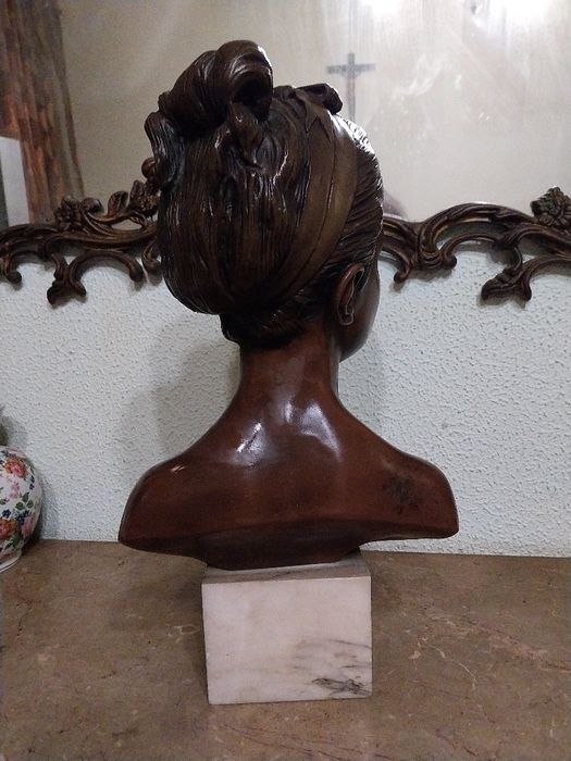 Busto Escultura Clássica – Figura Feminina – Base em Mármore