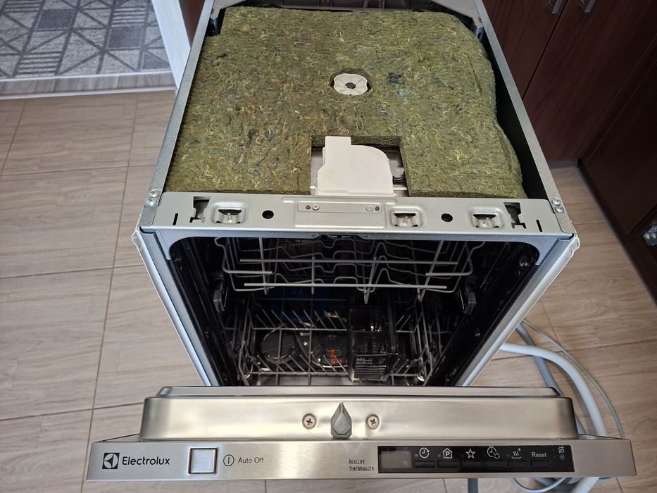 Продам вузьку посудомийну машину Electrolux