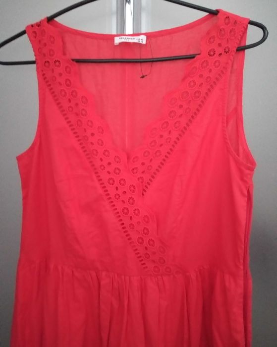 czerwona sukienka z haftem