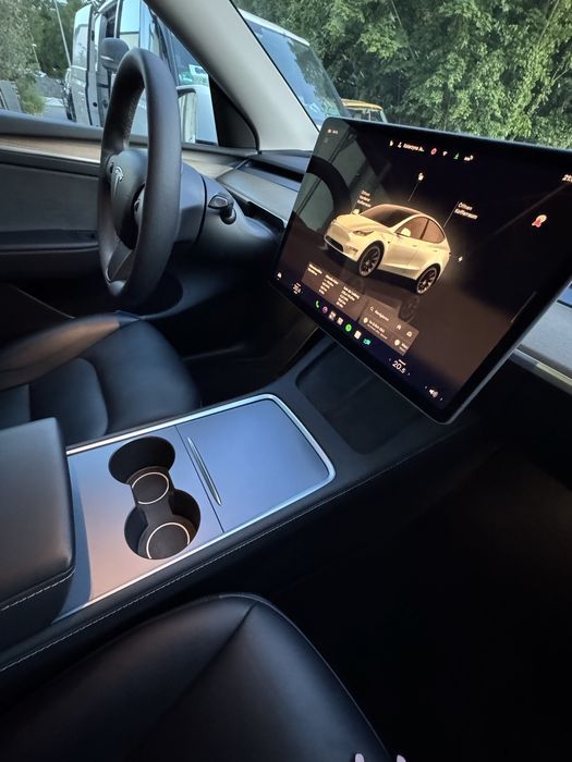 Tesla Y long range hak holowniczy felgi turbiny