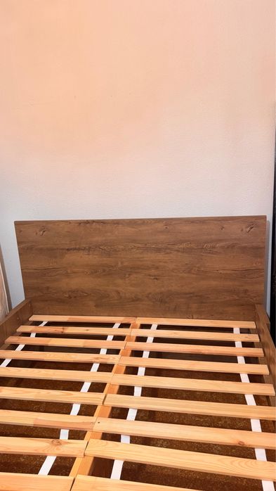 Cama de casal em bom estado