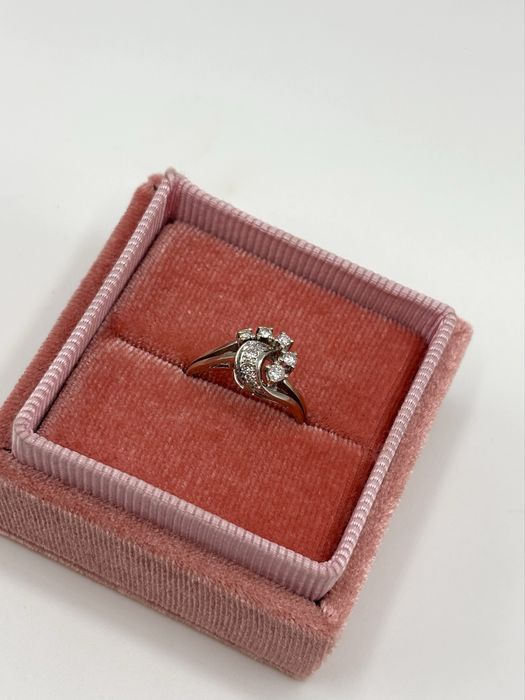 Pierścionek w białym złocie z brylantami