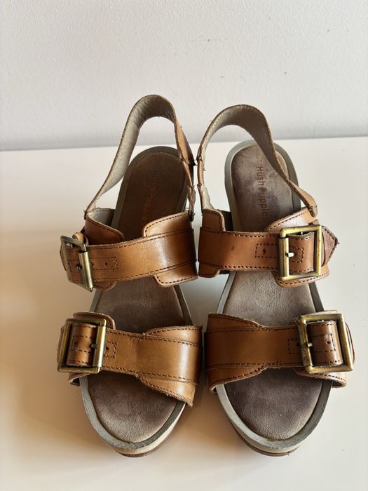 Sandálias Hush Puppies beijes em pele