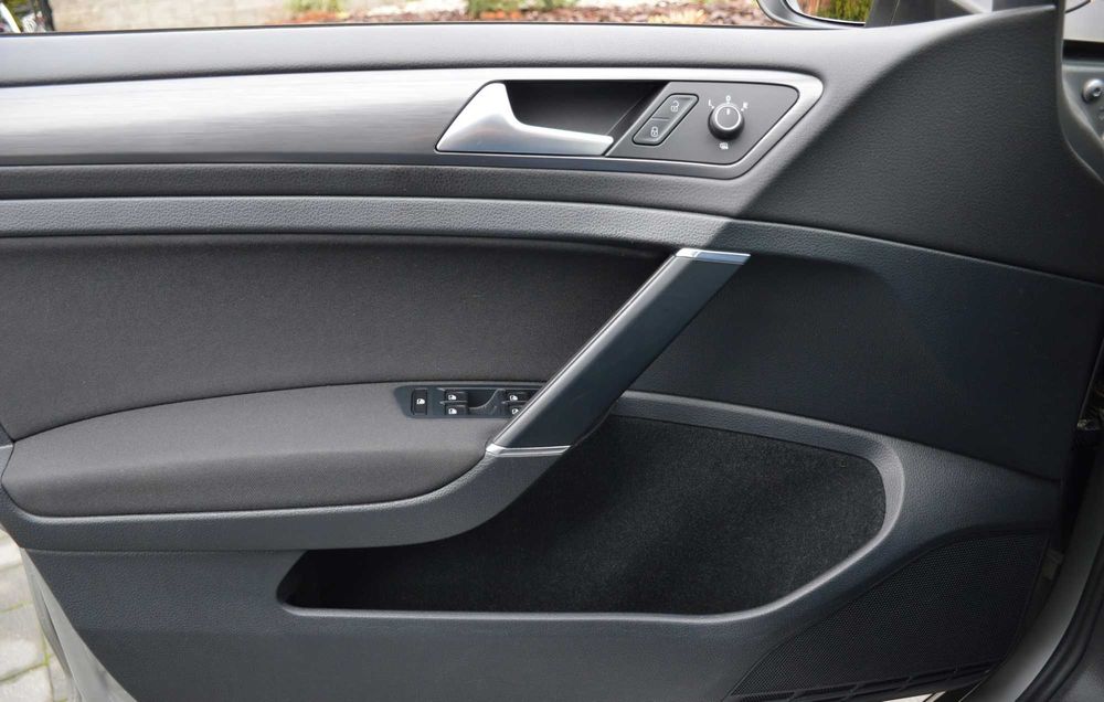 Volkswagen e-Golf      2018