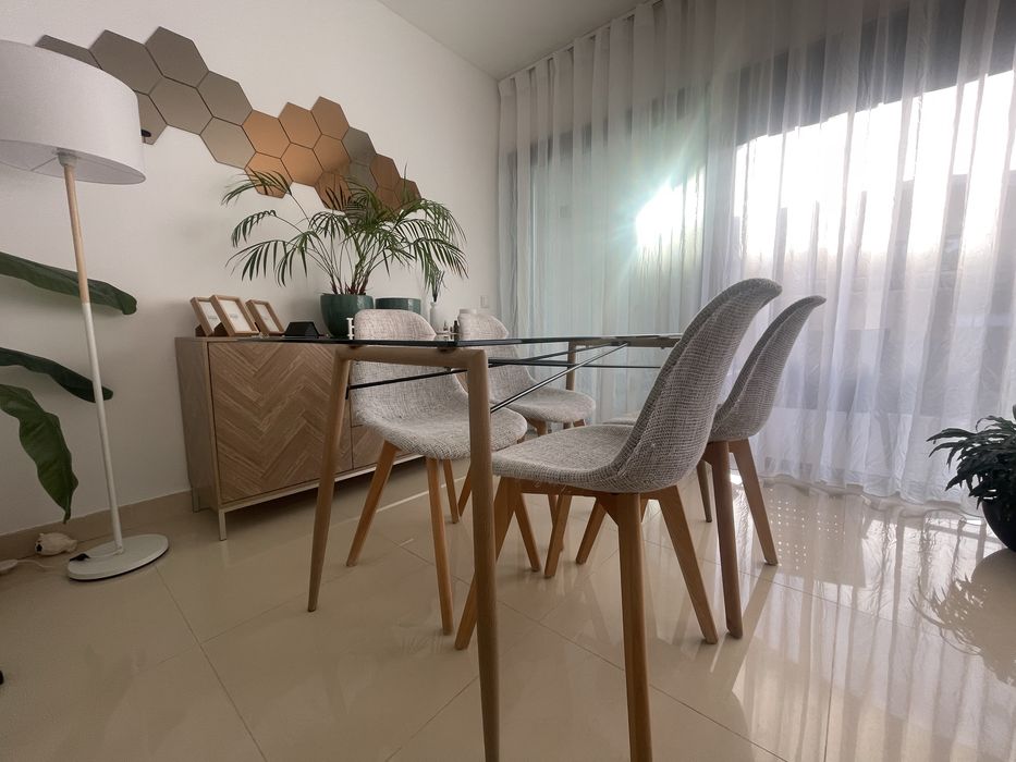 Mesa de vidro e 4 cadeiras