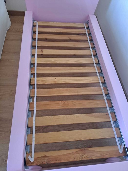Cama infantil rosa com estrado, colchão e protetor