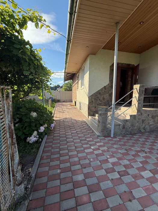 Продається власний цегляний будинок  в с.Луг  Львівської області.