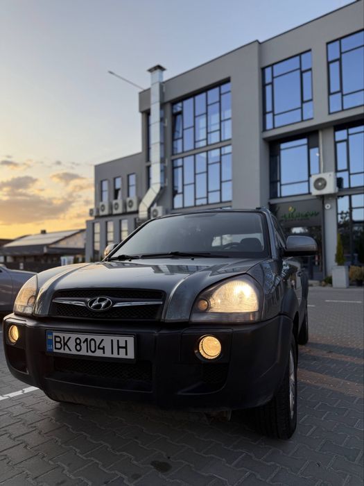 Продам хороший автомобіль Hyundai Tukson Хюндай Туксон 2012 2.0 бензин