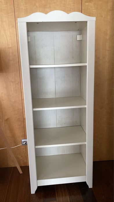 Móvel Ikea com prateleiras