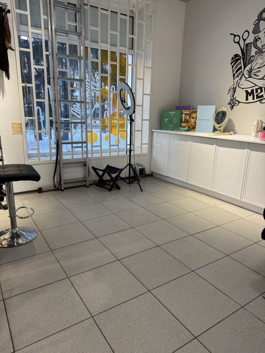 Здам місце під манікюр вії