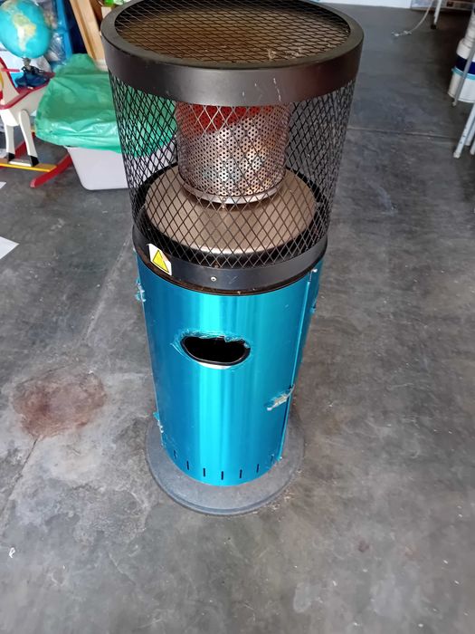 Aquecedor exterior a gás a trabalhar perfeitamente