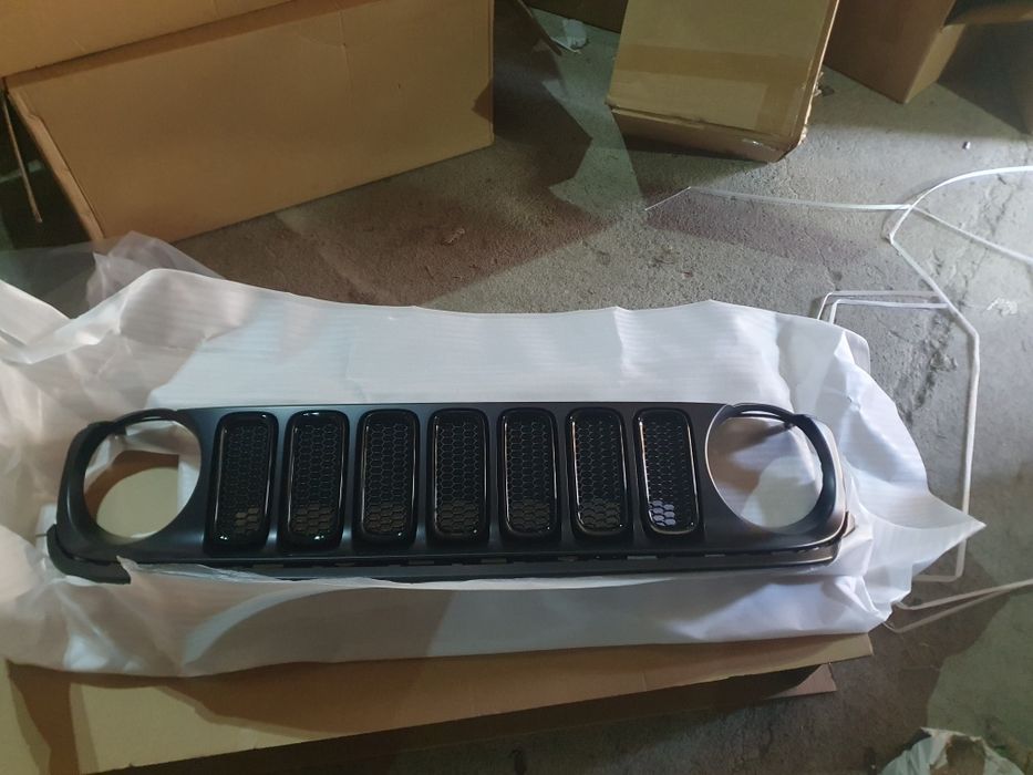 Решетка радиатора Jeep Renegade Решетка в сборе ренегад