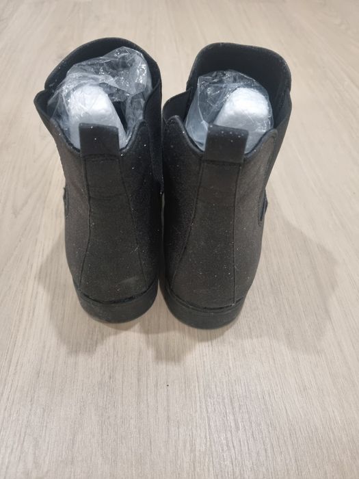 Botins pretos com brilho