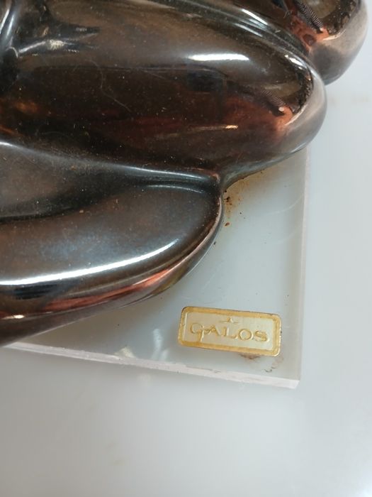 Estátua GALO de casal abracado da marca galos