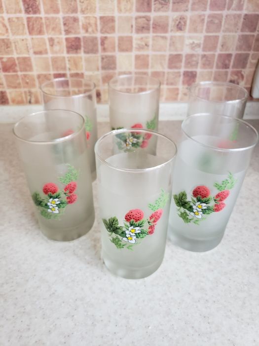 продаються стакани