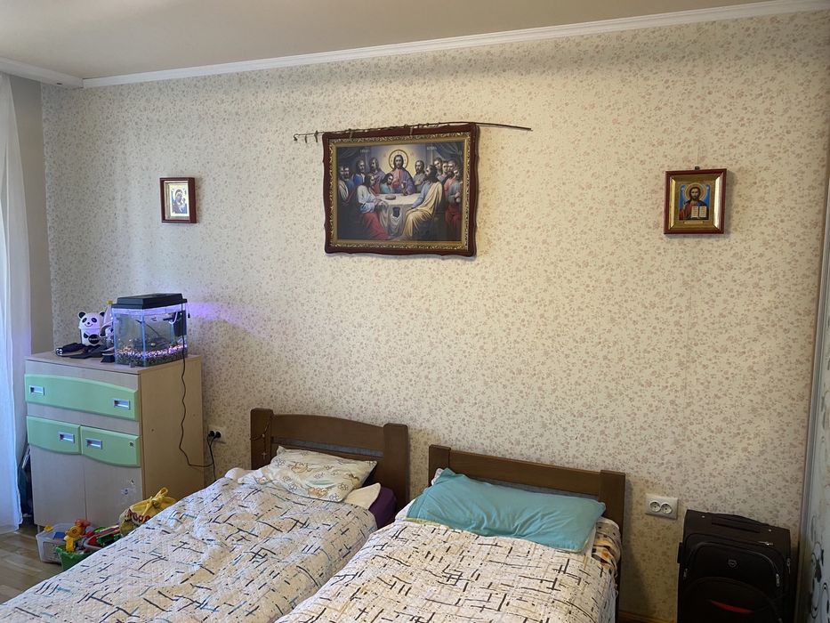 Продається трикімнатна каартира в районі росвигово!