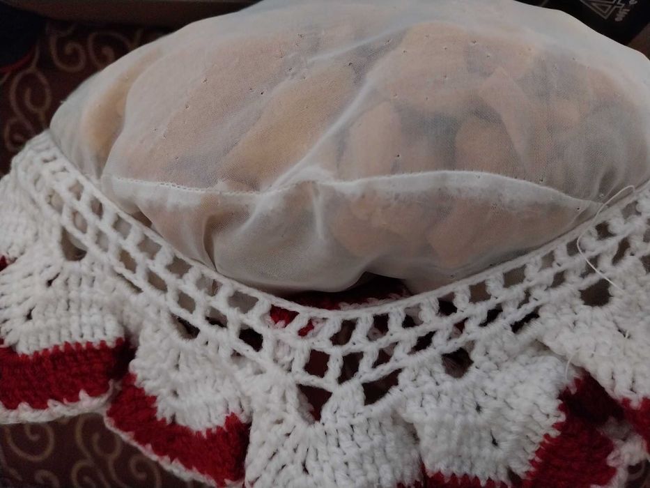 Almofada com capa feita em croché vermelho e branco