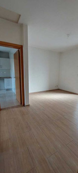 T2 como novo com varanda e entrada independente na zona de Pêro Pinheiro / Sintra