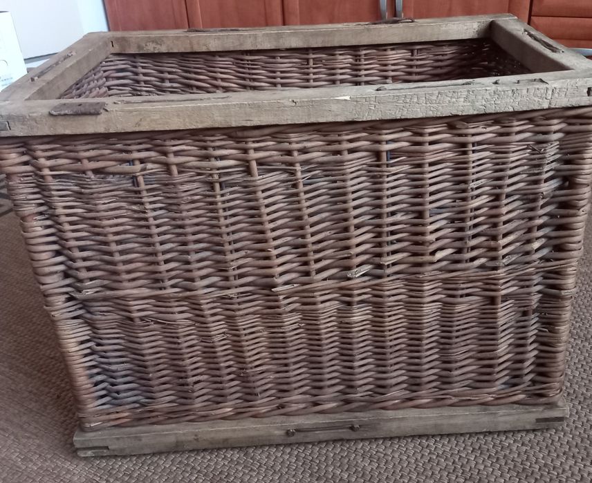 Stary kosz transportowy