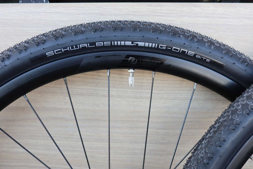 Koła obręcze Syncros Race X25 i opony Schwalbe G-One Bite Perf 700x45C