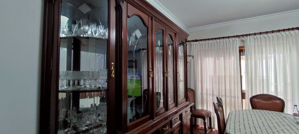 Cristaleira em madeira de cerejeira – como nova