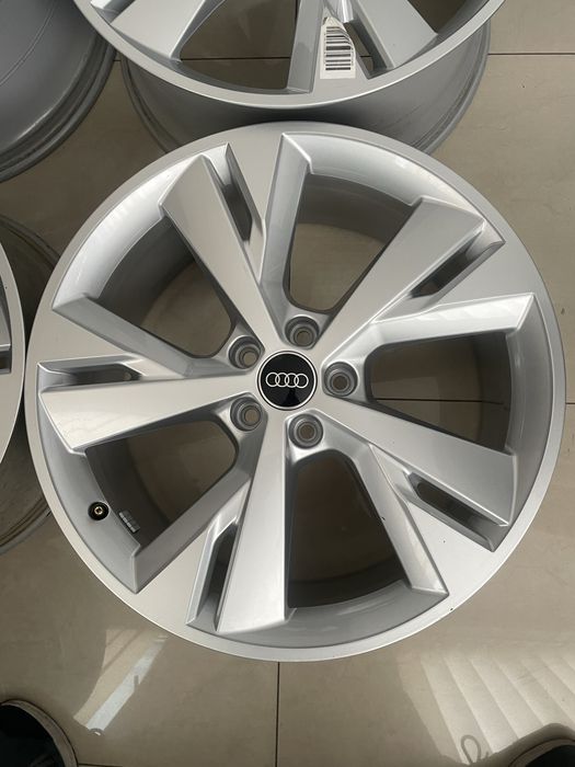Нові оригінальні різноширокі диски Audi Q-4 Etron R20