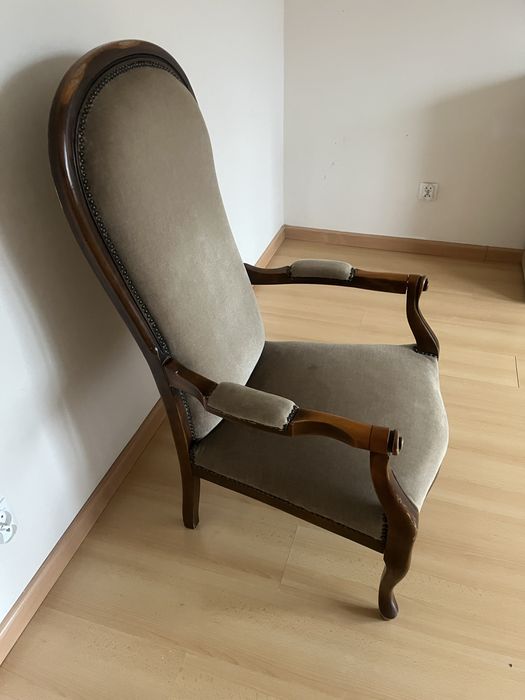 Fotel drewno obity beżowym welurem
