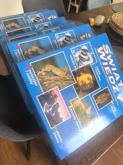 Kolekcja Świat Wiedzy 7 segregatorów z zawartością