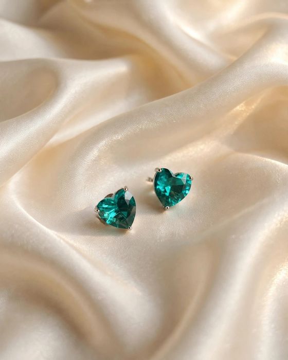 Brinco de coração em zirconia verde turmalina banhada a ouro branco no aço inoxidável