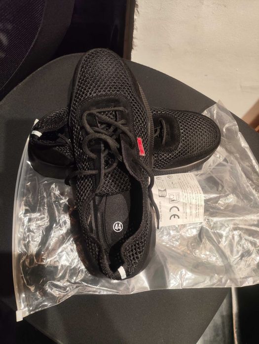 Sapatos de segurança N.º 44 de verão completamente novos.