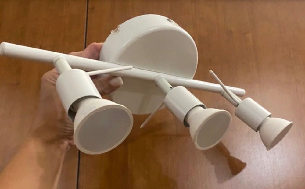 Candeeiro teto branco com focos direcionáveis