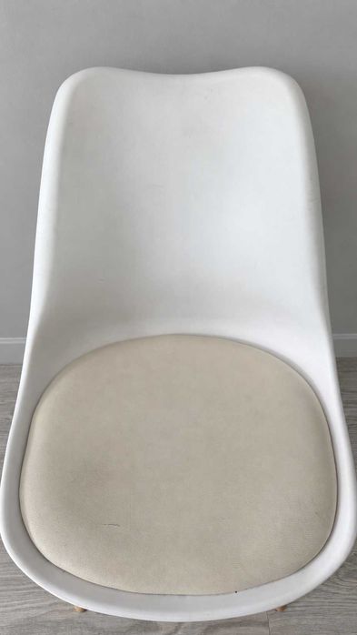 Krzesło IKEA białe z miękkim siedziskiem i drewnianymi nogami