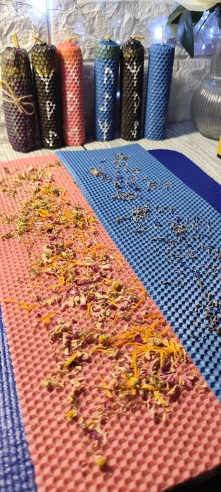 Програмні свічки з вощини, трав, ефірних олій та воску.