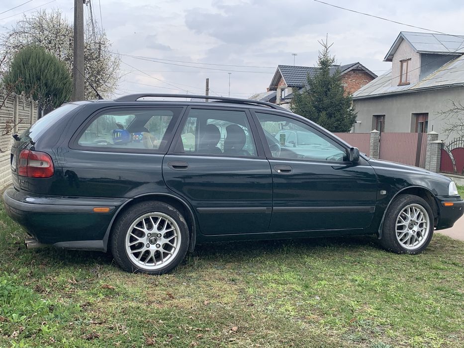 Продам volvo v40 2.0 бенз