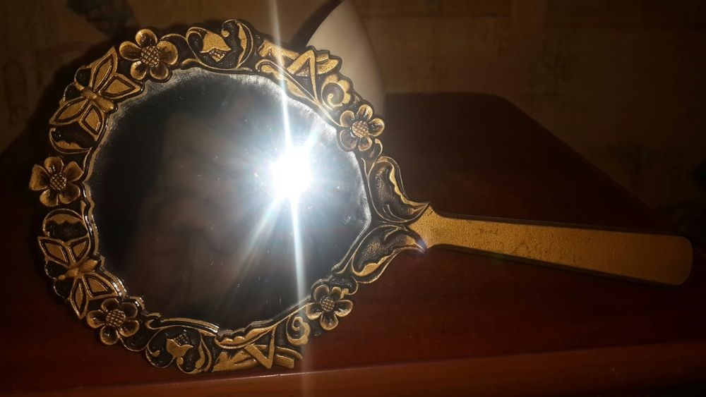 По догляду за зовнішністю.
Дзерзальця, бігуді, машинка для штопки панч
