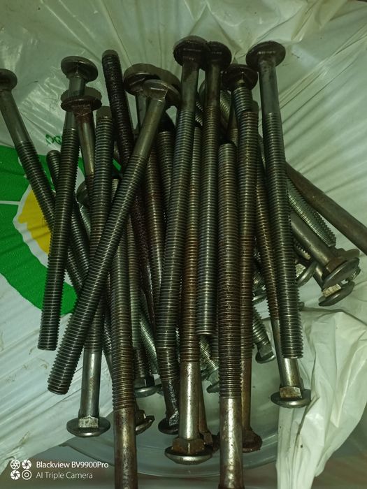 17 parafusos com 20cm de comprimento completos com anilhas e fêmeas