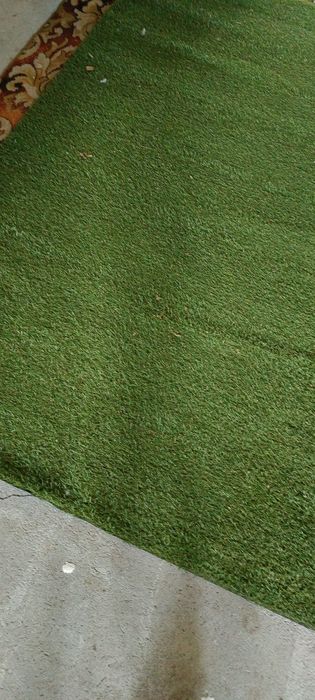 Sztuczna trawa. Bardzo naturalny zielony kolor