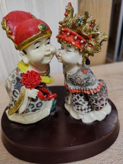 Китайская статуэтка . Влюбленные. Высота - 14 см.