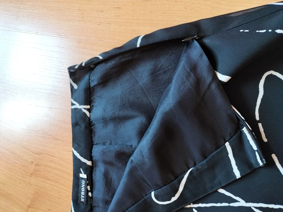 Saia de verão preto e branco. Strong
