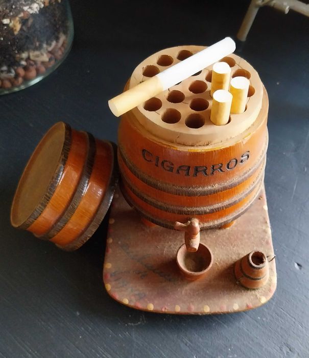 dispensador antigo de cigarros, em madeira, formato de barril