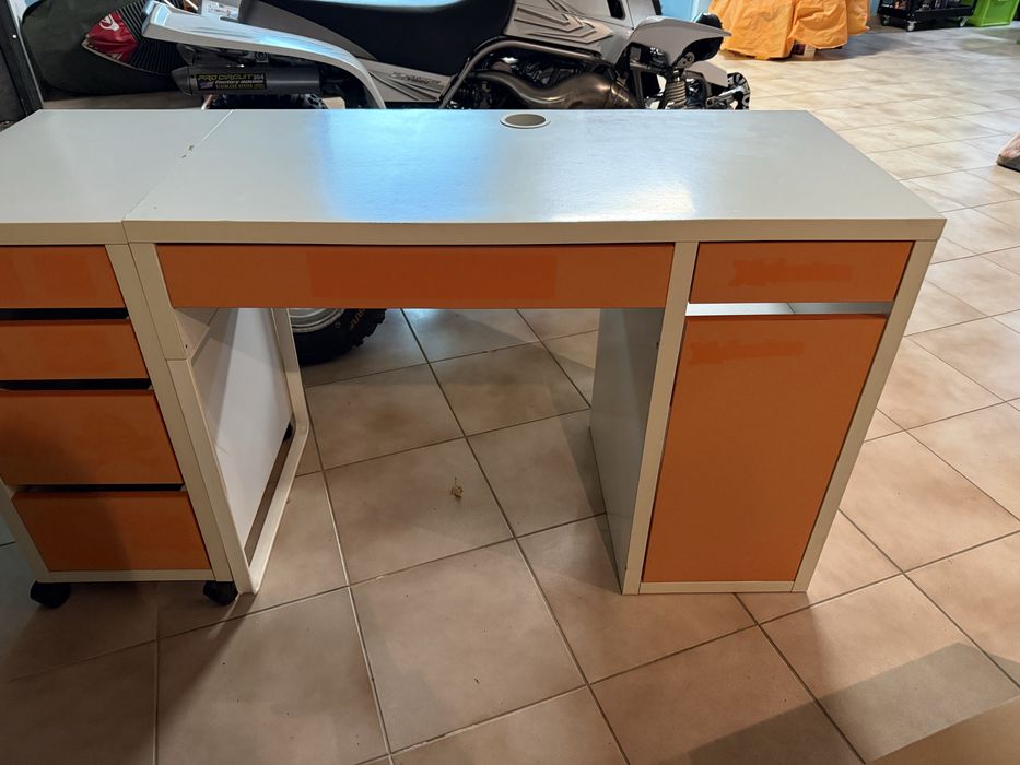 Conjunto secretária + bloco de gavetas IKEA MICKE, branco/laranja